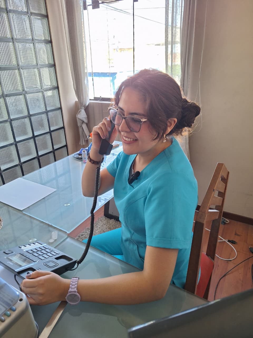 Atención telefónica cordial y cercana