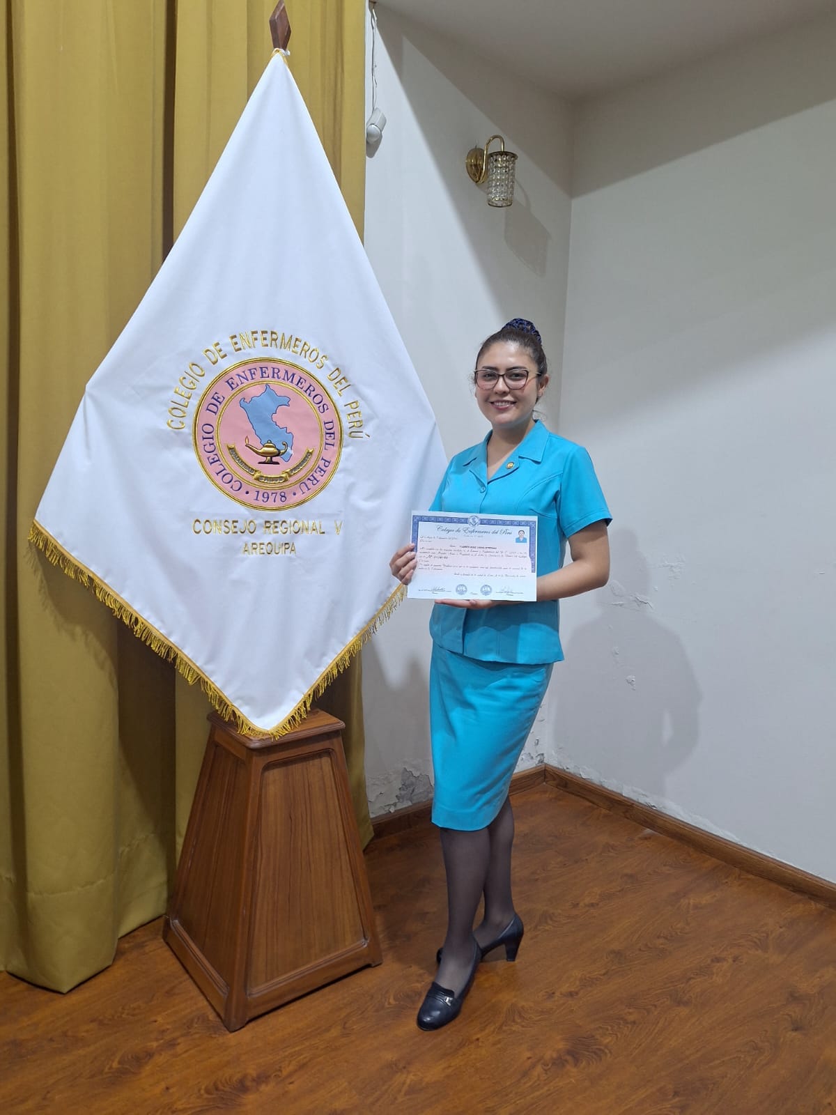 Lic. Luisa Flores con Colegiatura de Enfermeros